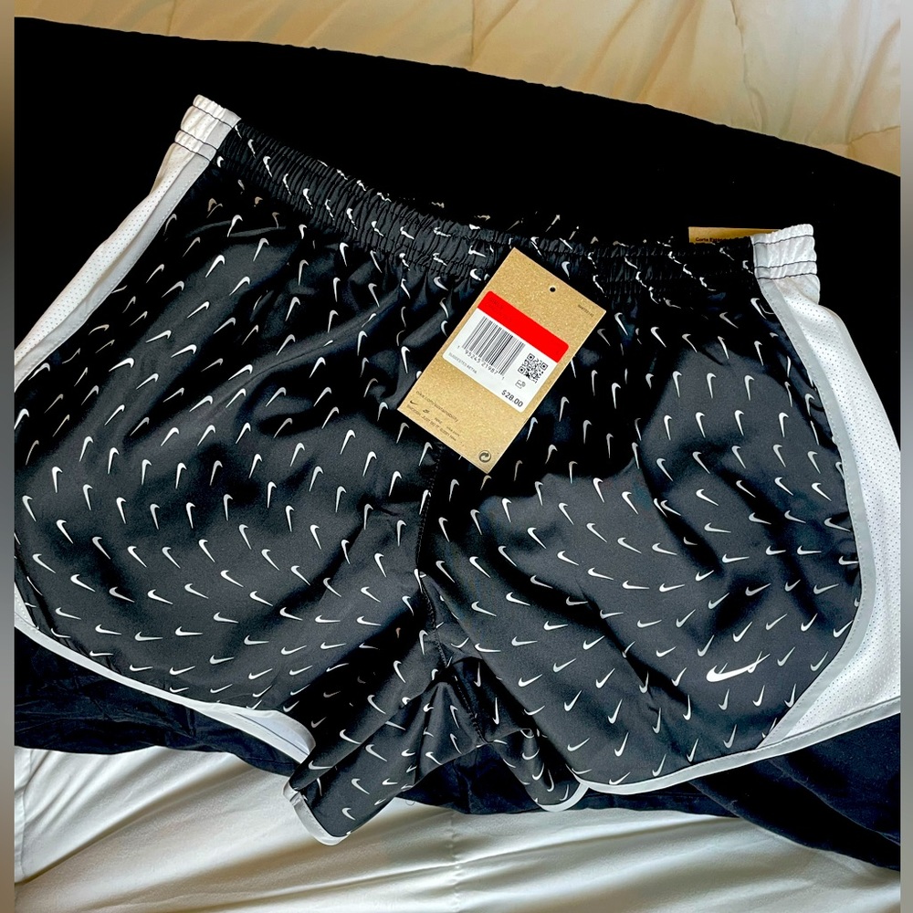 New Girls (L) Nike dri-Fit Shorts